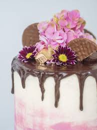 Pinata Cake Diy Geburtstagstorte Mit Sussigkeiten Fullung Lykke Life Pinata Kuchen Geburtstagstorte Diy Hochzeitstorte