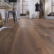 There are 8 planks per case for a total of 20.45 square feet per case. Kronotex Mega Plus Super Wide 8mm Petterson Oak Laminate Flooring D4766 Leader Floors