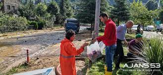 Muradiye'de meydana gelen heyelanda toprak altında kalan 3 kişiden 1'inin cansız bedenine ulaşıldı, güneysu'da ise 1 kişi kayıp. Ddf21rrrhdzfom