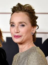 Kristin Scott Thomas se apunta a la moda de las canas libres
