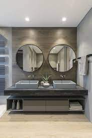 Linguaggio Dinamico Nel Bagno Padronale Prosegue Il Pavimento In Listoni Di Rovere Dal Colorenatur Arredo Bagno Moderno Arredamento Piccolo Bagno Bagno Interno