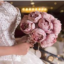 Pin By Rouda Alkaabi On Flores Red Wedding Decorations Arabian Wedding Extravagant Wedding Dresses