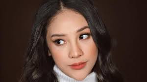 Inilah Pose Menantang Anya Geraldine yang Hanya Dibalut Sehelai Kain Putih  'OMG Anyaaaaaa'