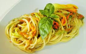 Pasta con i fiori di zucchine. Spaghetti Ai Fiori Di Zucca Con Crema Di Pomodorini Gialli Le Ricette Di Pantagruel