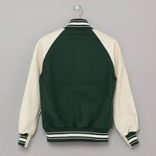 Ketika sedang haid, ia kerap merasakan nyeri hebat di perut yang disertai diare, sakit kepala, pusing, mual, serta nyeri di punggung bawah. Sejarah Dan Perkembangan Model Jaket Varsity Serta Bahan Yang Sering Digunakan Untuk Membuatnya