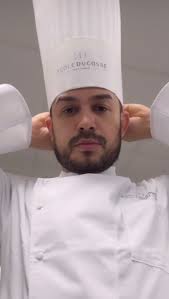 The quintessential chef’s hat is called a toque blanche. “Toque” refers to  any brimless hat, and “blanche” is French for white. The choice to wear a  white hat usually comes down to matching the white ...