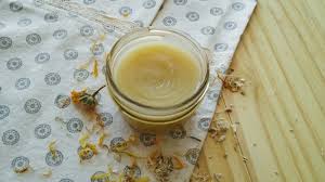 Super Baume A La Rescousse De Presque Tout Les Trappeuses Recette Cremes Pour Les Mains Maison Baume Beurre De Karite