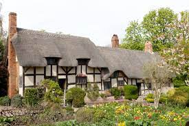 Spacious, and with several bedrooms, it is now set in extensive gardens. Anne Hathaway S Cottage