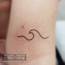 Küçük kız bu kırmızı başlıklı pelerini çok ama çok seviyormuş ve üzerinden hiç çıkarmıyormuş. Mini Tattoos Tiny Small Micro Xxs Tattoo Studio Munchen Chaos Crew Tatowierer Munchen