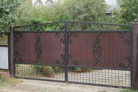 Iron front gate of a beautiful luxury home. 62 348 Iron Gate Stock Photos And Images 123rf