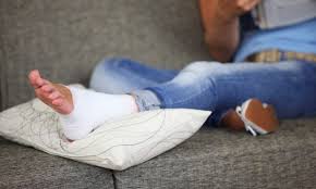 Elle est provoquée par un mouvement brusque de l'articulation et les fractures du pied provoquent de fortes douleurs aggravées par la marche. Des Techniques Efficaces Pour Traiter Les Entorses Et Les Foulures Trucs Pratiques