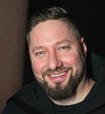 Bartosz Urbanowicz spielt den Operndirektor Baustellenführungen am NTM