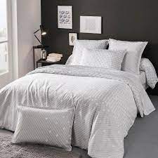La housse de couette uni coco de la gamme vexin apporte une note de simplicité et d'élégance dans votre chambre à coucher.profitez de douceur et du confort chaque soir en vous anne de solene housse couette vexin 260x240cm azur percale 80f housse de couette. Housse De Couette 200x200 Cm Satin De Coton Facette Gris Linnea Linge De Maison Et