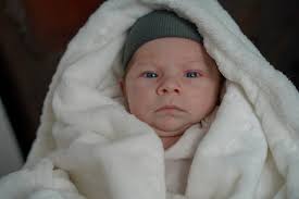 Hijo, hoy cumples tu primer mes de vida, y cada pequeño gesto tuyo me llena  de una alegría inmensa, en tan solo cuatro semanas has logrado enseñarme  tanto: el poder de la