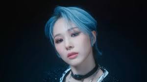 EVERGLOW's Mia Is Being Compared To Male Idols Due To Her Haircut... & Fans  Are Furious