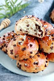 Petites Brioches Aux Pepites De Chocolat Del S Cooking Twist Recipe Chocolate Brioche Brioche Recipe Brioche Buns