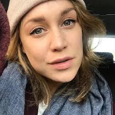 Maas' opleiding begon aan de afdeling musicaltheater van de fontys dansacademie in tilburg. Anouk Maas Fhm500