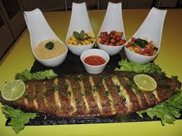 Joli Dressage Via Page Cuisine Africaine Revisite Fcbk By Coco Poisson Braise Accompagne De Alloco Et De Athieke African Food African Cooking Food
