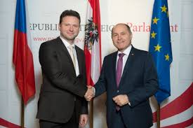 „smutné, k čemu je člověk schopen v této těžké době se snížit. ondráček a jeho sledující odsoudili protest s rakví, dalším pozitivně. Besuch Des Prasidenten Des Abgeordnetenhauses Der Republik Tschechien Radek Vondracek