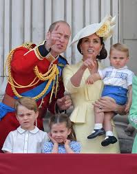 Prinz louis wurde ende april 2018 in london geboren. Prinz Louis Dieses Susse Outfit Trug Schon Sein Onkel Harry Royals Bild De