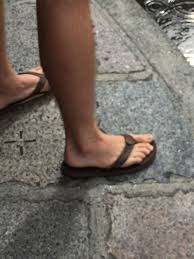What kind of flip flops are comfortable to wear? Homme Adoration Des Pieds Worshiping Guy S Feet Hot Dude Wearing Rainbow Flip Flops Source