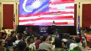 Peguam negara tommy thomas melahirkan rasa terkejut sedikit apabila sidang medianya diganggu oleh sekumpulan penyokong datuk seri najib razak yang bersorak 'bahasa melayu' ketika beliau mula memberi kenyataan kepada wartawan dalam bahasa inggeris. Sidang Media Khas Keputusan Pru14 Najib Razak