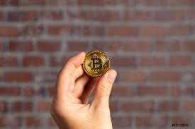 Aufwendig halber massivem metall gefertigt und tatsächlich vergoldet. Mann Halt Eine Physische Bitcoin Munze Vor Einer Foto Vorratig Crushpixel