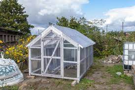 Für hobbyhandwerker ist es am einfachsten, die rahmenkonstruktion aus holz zu bauen. Ein Gewachshaus Selbst Bauen So Geht S Schritt Fur Schritt Ein Stuck Arbeit