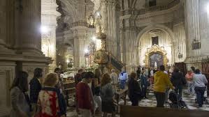 Carlos fuente, experto en protocolo: Desalojan La Catedral De Granada Durante Los Oficios Del Viernes Santo