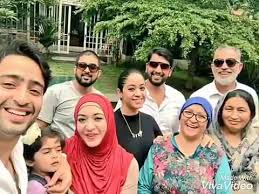 I didn't know him, he found me online. Shaheer Sheikh With Wife And Daughter Real Pictures Kuch Rang Pyar Ke Ais Bhi Youtube
