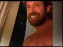 Lo que sí es un hecho es que el video en cuestión, muestra a un individuo con tatuajes idénticos a los del actor de 'soltero con hijas'. D21sjdmsj8uorm