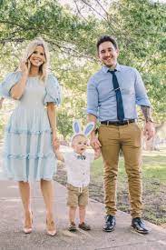 The easter weekend is a great excuse to get all the family together for dinner and a few family snaps. Hugedomains Com Easter Family Photos Easter Family Pictures Family Photo Outfits