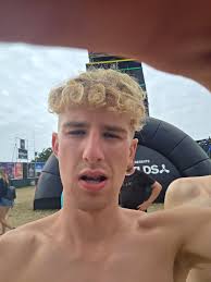 Thanks to this guy who couldn't work my phone whilst taking a photo for us  at the headphones🤦🏻‍♀️🤭🤣🤣🤣and I ended up with this beaut selfie🤣🤣