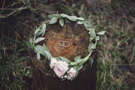 A perfect choice for autumn weddings, this design features a hunter green and gold color palette. Best Green And Gold Wedding Ideas Yeah Weddings