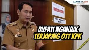 Foto penampakan bupati nganjuk, novi rahman hidayat (kiri) saat terjaring ott kpk @fotodetik. Imxikzpyu1urum
