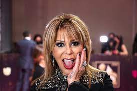Heredera de dos leyendas, silvia pinal y enrique guzmán, la reina del rock hizo sus comienzos en la televisión. Alejandra Guzman Destapan En Cuanto Esta Calculada La Fortuna De La Mama De Frida Sofia Noticiero Lat