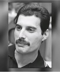 Hello, Queenies. Wishing you a happy and magical Saturday afternoon,  darlings!!! 💙💙💙