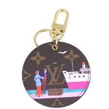 Removable zippered clutch with matching interior. Louis Vuitton Illustre Print Round Bag Charm