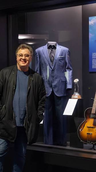 Vince Gill has always spoken about his father with deep respect, gratitude,  and quiet admiration, often crediting him as one of the biggest influences  on both his life and music. Vince has