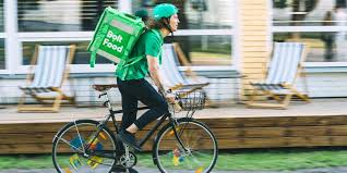 Livreur / livreuse de marchandises à domicile. Bolt Se Lance A Son Tour Dans La Livraison De Repas A Domicile