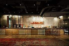 獲得2015飯店設計獎項的doubletree by hilton melbourne 是希爾頓體系底下的設計飯店 大廳以鐵 黃銅 柚木等粗獷元素回應墨爾本的工業氛圍 由於飯店基地過去是人聲鼎沸的車站 設計上亦使用了不少 車站 火車車廂等傳統元素 melbourne hotel hotel meeting hotel