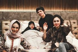 Krisdayanti menggelar pesta 12 jam di kediamannya di kawasan jeruk purut, jakarta selatan, kemarin. Aurel Sakit Krisdayanti Pilih Mendatangi Kediaman Atta Aurel Di Lebaran Hari Kedua