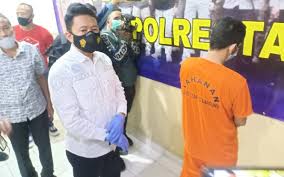 Ia ditangkap satuan reserse narkoba polrestabes bandung karena kasus narkotika. Wrn7vnl0yooj M