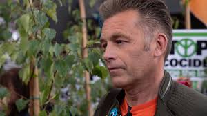 Contact chris can be tweeted @chrisgpackham. Chris Packham Those Who Attack Me Picking On The Wrong Guy In The Wrong Way Itv News