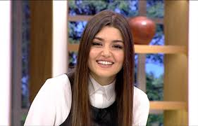 Hem güzelliğiyle hem oyunculuğuyla hem de oyuncu merve boluğur'un eski eşi. Hande Ercel 5 Kilo Verdim Selin I Kaptim