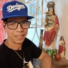 Rezale a Dios que te de un hombre pobre y que no tenga ni siquiera un  céntimo para comprarte regalos, espero pases esta prueba a ver si el  interés material es más