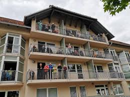 VESELO POD BALKONI CENTRA STAREJŠIH HORJUL OB SPREMLJAVI HARMONIKE IN  TROBENTE - horjul.si