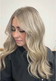 Two beautiful blondes today 🫶🏼With a few cut and blow dry appointmen...