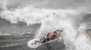 Alerta de tufão e altas ondas empolga surfistas. Wjhydekkpsdksm