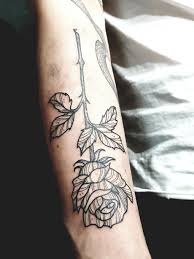 Simple Rose Done By Benjamin Eric At 19 28 Tattoo Studio In Berlin Germany Got It Today And I M Very Happy Tattoo Tat In 2020 Tattoos Tattoo Studio Happiness Tattoo